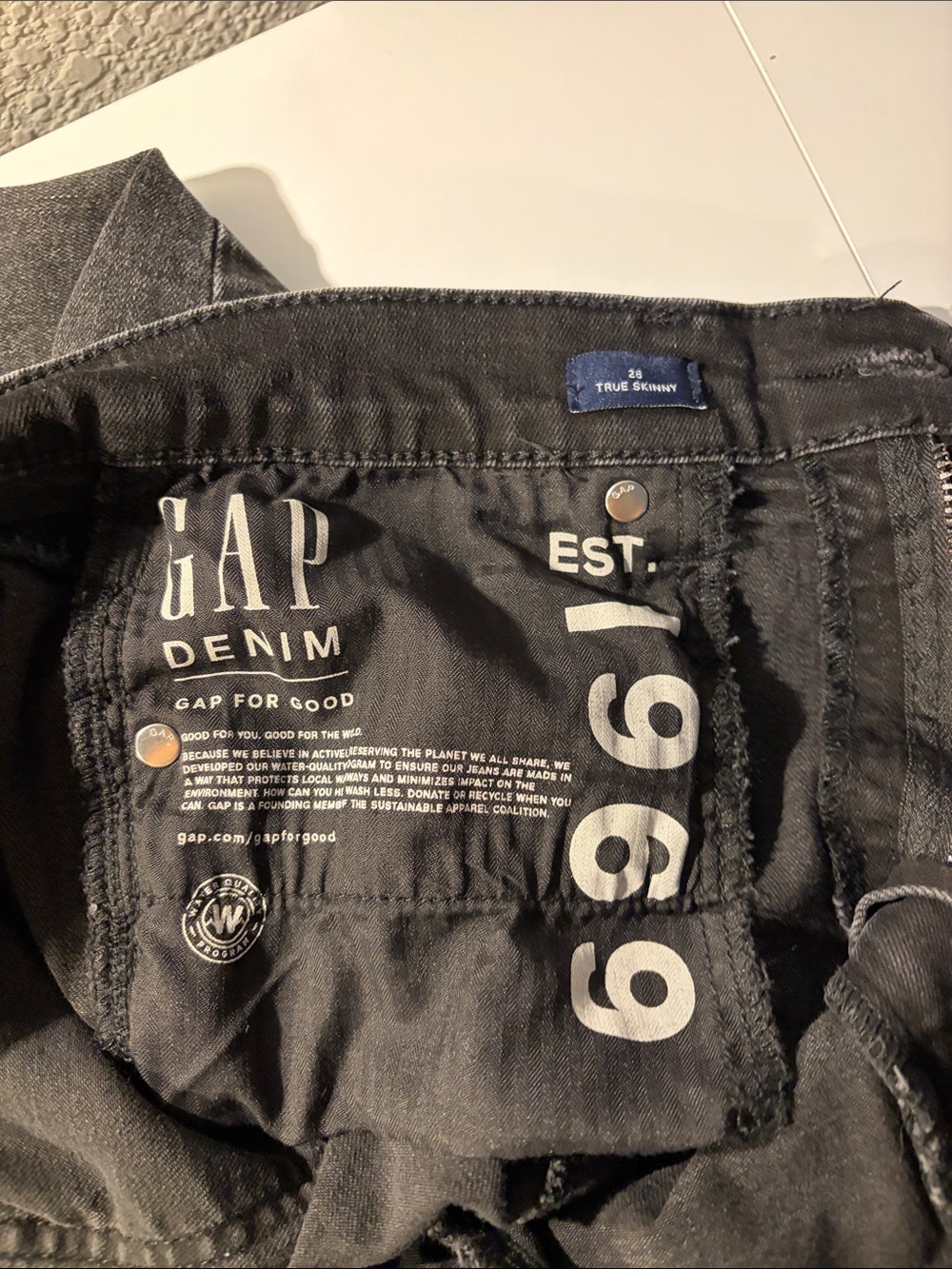 GAP True Skinny Black Distressed Jeans with Knee Rip - Picture 5 of 5